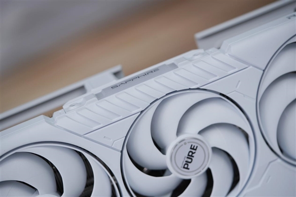 碾压RTX 5060 Ti！蓝宝石RX 9070 GRE GAMING OC 12GB DUAL显卡图赏