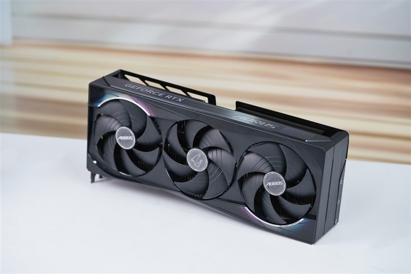 技嘉RTX 5070 Ti超级雕评测：最适合高端玩家的游戏显卡 4K144Hz电竞显示器完美搭档
