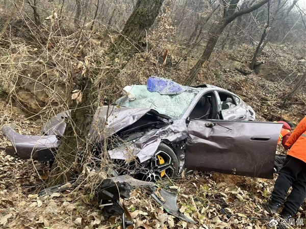 小米SU7滚落山崖 一家四口无恙！车主第二辆小米已提车