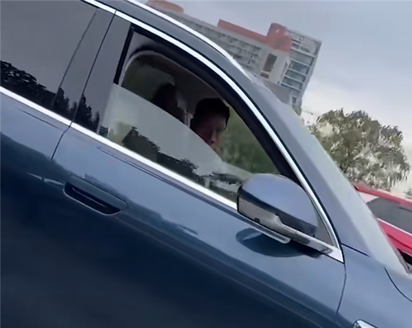 问界客服回应余承东疑开车睡觉：M8是L2级辅助驾驶 不能代替人工驾驶