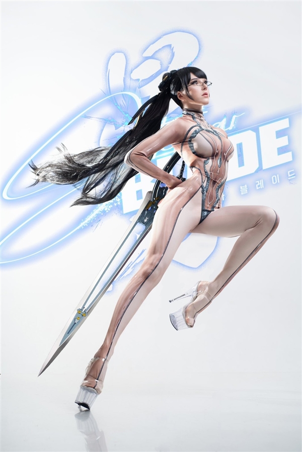 拉脱维亚美女Cos《妮姬》图赏 性感热辣超还原